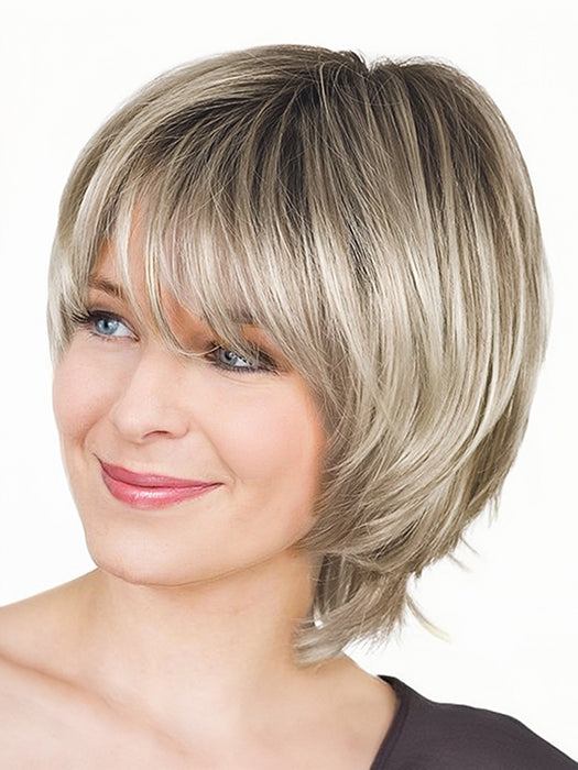 Short straight layered outlet bob