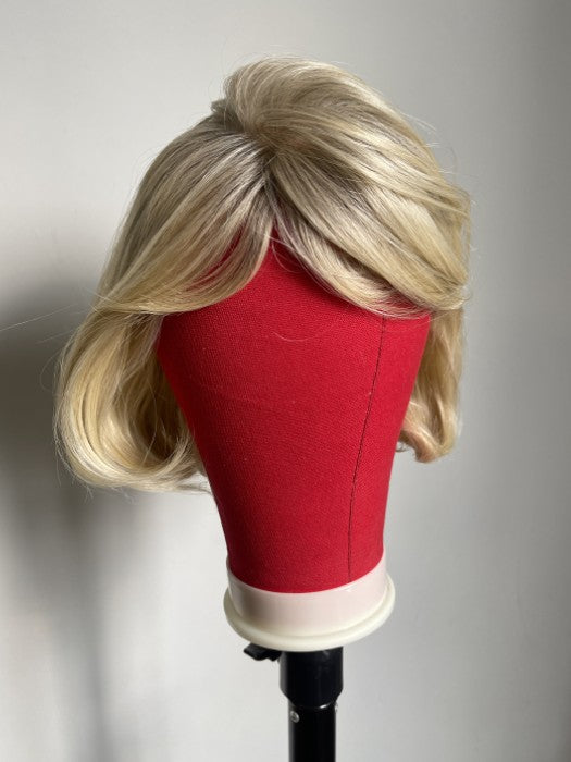 Perruque synthétique blonde courte élégante avec frange par imwigs®